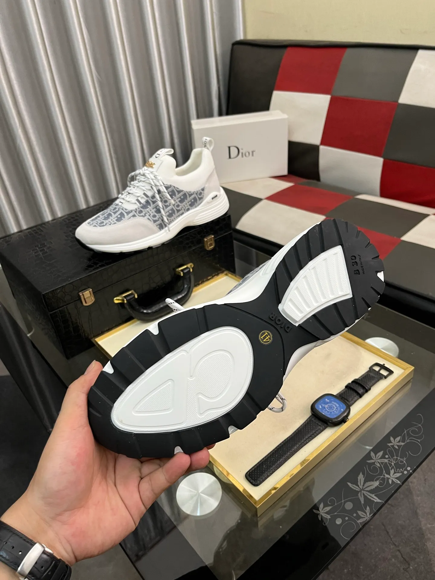 Men's Men's Shoes💰440⌚️⌚️ Dior's casual and sporty style combines the elements of dad's bag-soled shoes. It has successfully broken through the dad shoe style that has been on the streets in recent years and has become a beautiful landscape in luxury goods. The fabric is high mercerized with breathable mesh. The mesh on both sides of the shoe is made of three layers of composite technology. The bottom process uses package molding fabrics: imported high mercerized 🐂 cowhide stitching with original customized D-shaped mesh code number: 38-444️⃣ Colors available